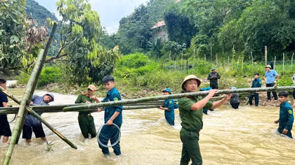 Sau sạt lở, Công an xã cùng người dân làm cầu tạm vượt suối