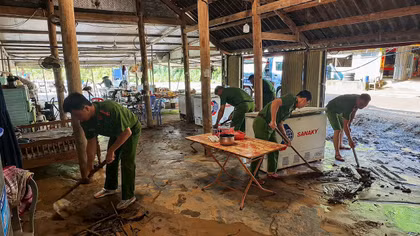 Công an xã hỗ trợ nhân dân khắc phục hậu quả mưa lớn