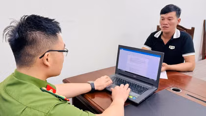 Vận động đối tượng trốn truy nã 14 năm ra đầu thú