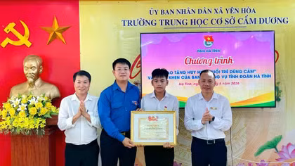 Trao Huy hiệu “Tuổi trẻ dũng cảm” tặng học sinh cứu người đuối nước