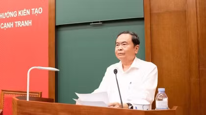Chủ tịch Quốc hội Trần Thanh Mẫn trao đổi chuyên đề về đổi mới tư duy xây dựng thể chế, pháp luật với các Ủy viên Trung ương Đảng