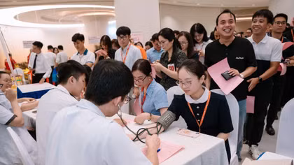 Những lượt đăng ký nối tiếp nhau, tạo nên một ngày làm việc đặc biệt khi mọi người cùng dành thời gian cho việc sẻ chia với cộng đồng.