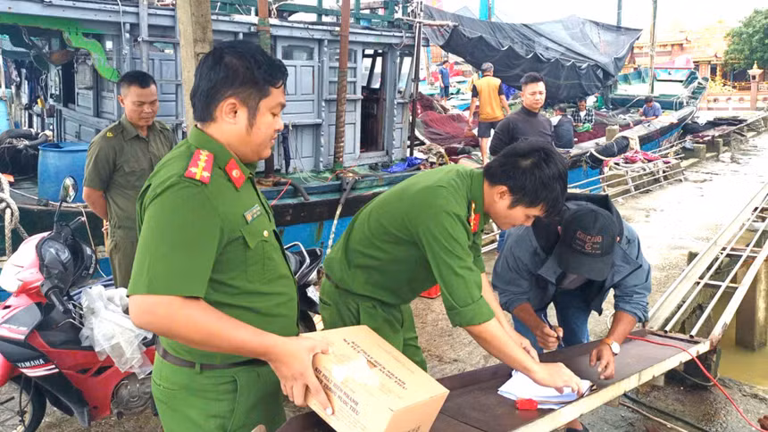 Công an vùng ven biển ở Huế đảm bảo bình yên mỗi chuyến tàu ra khơi