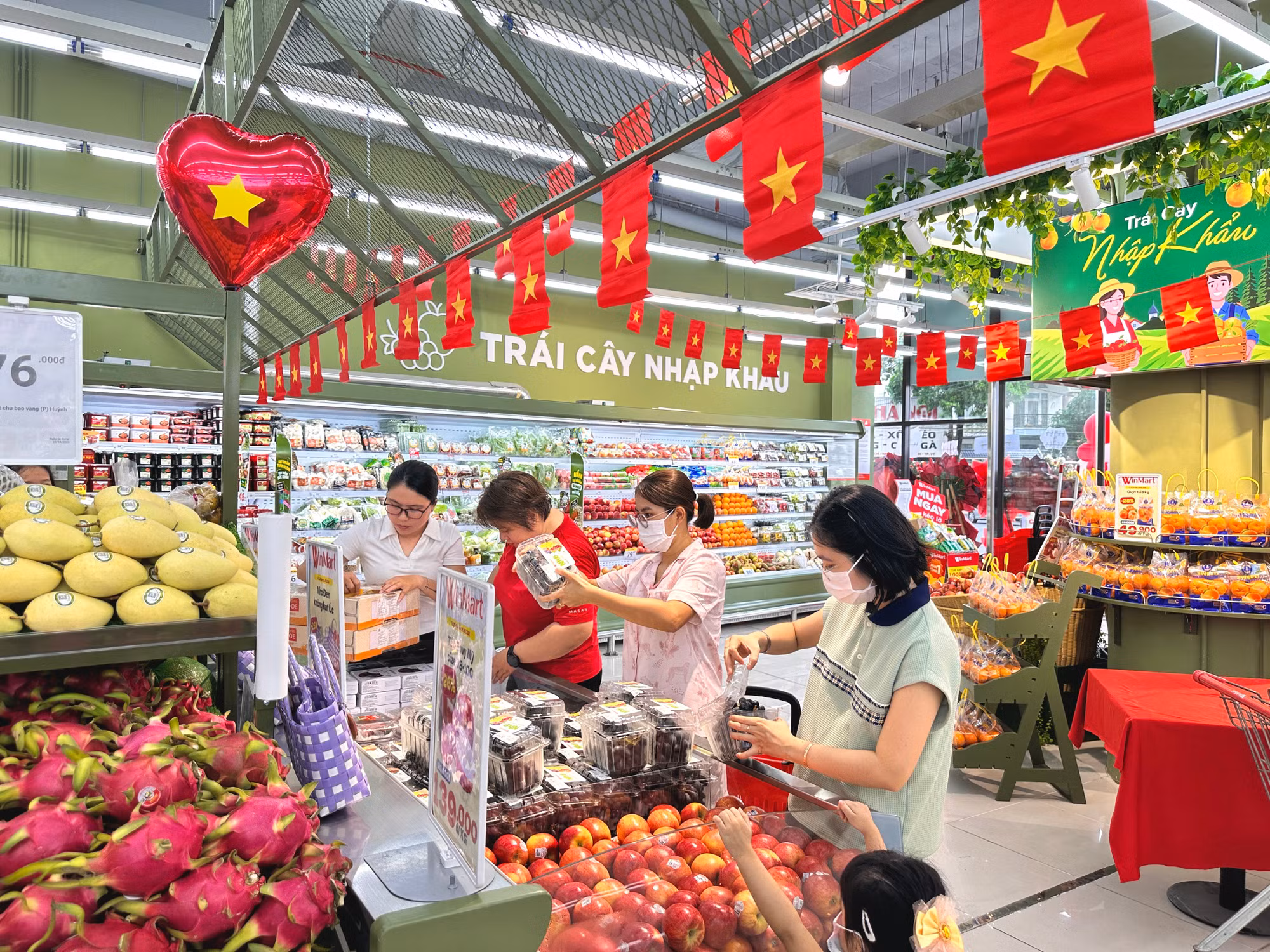 nguoi-dan-lua-chon-thuc-pham-tuoi-song-tai-sieu-thi-winmart.jpg