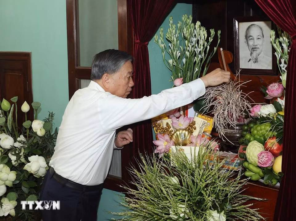 Tổng Bí thư, Chủ tịch nước Tô Lâm dâng hương tưởng nhớ Bác Hồ tại Nhà 67, Khu Di tích Chủ tịch Hồ Chí Minh trong Phủ Chủ tịch - Ảnh: TTXVN