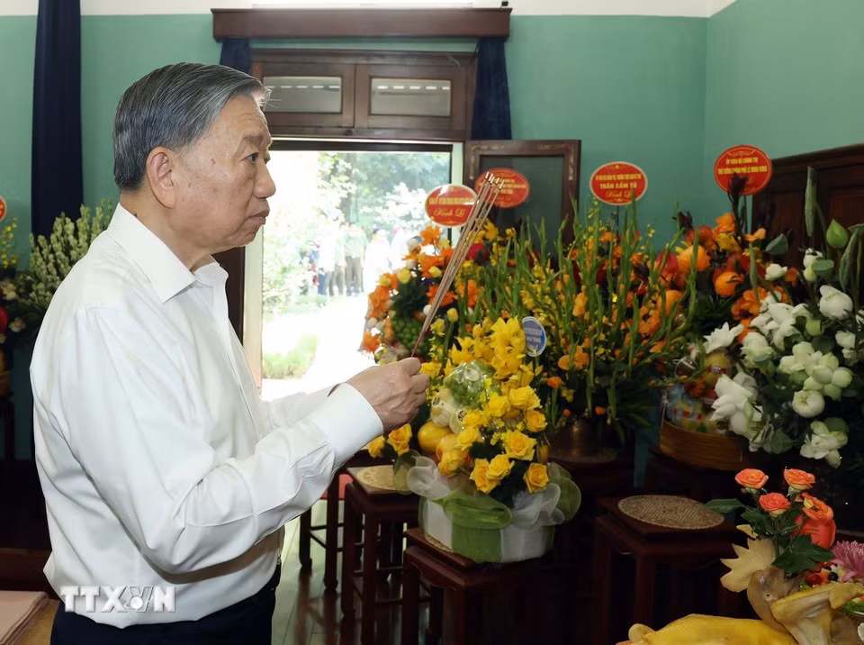 Tổng Bí thư, Chủ tịch nước Tô Lâm dâng hương tưởng nhớ Bác Hồ tại Nhà 67, Khu Di tích Chủ tịch Hồ Chí Minh trong Phủ Chủ tịch - Ảnh: TTXVN