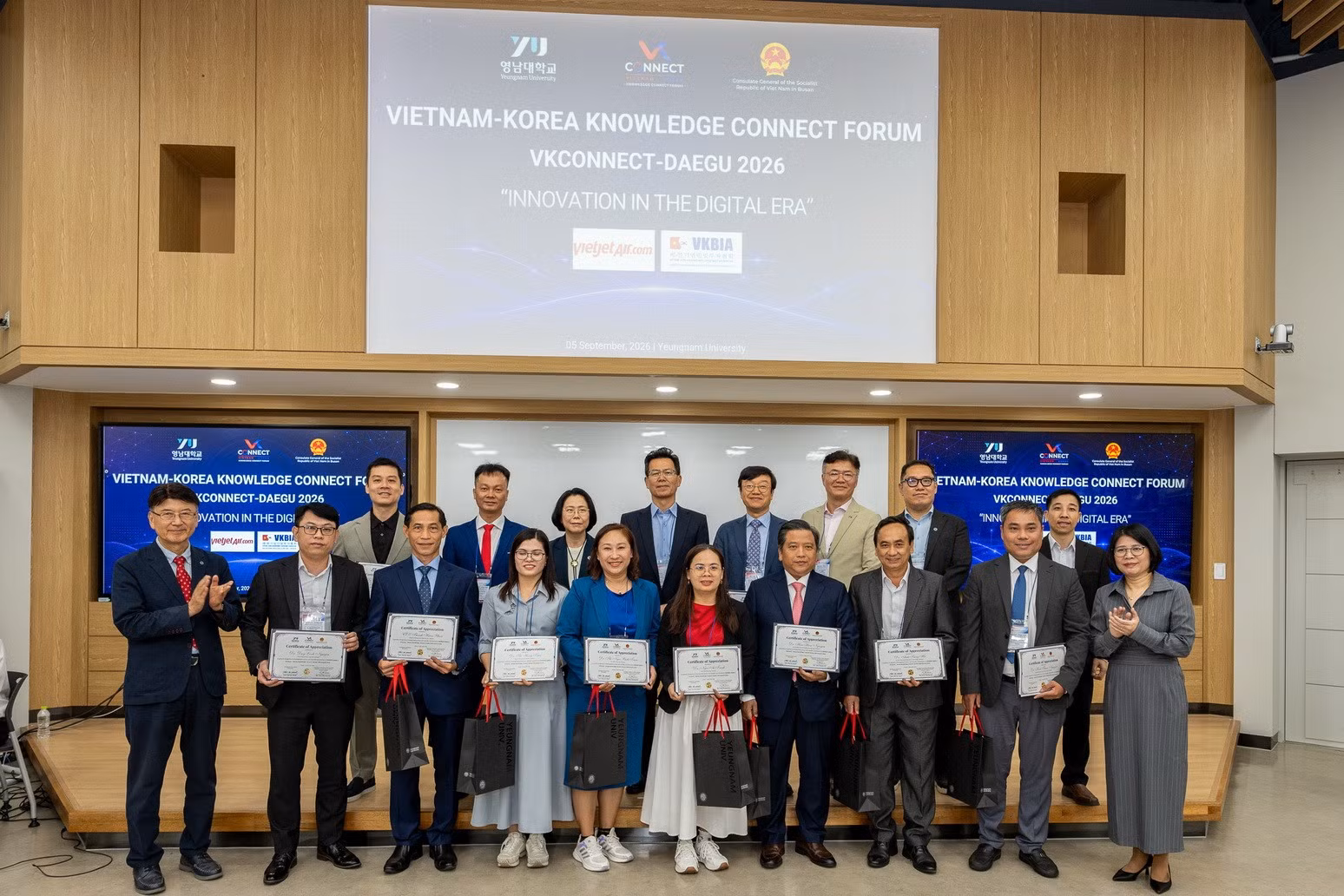 tong-lanh-su-doan-phuong-lan-va-lanh-dao-dh-yeungnam-trao-chung-nhan-den-cac-co-van-la-chuyen-gia-tri-thuc-chu-tri-cac-sessions-trong-dien-dan.jpg