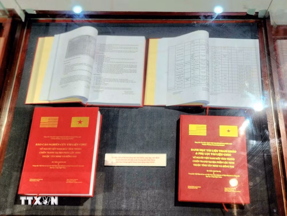 Báo cáo nghiên cứu tài liệu về người Việt Nam mất tích trong chiến tranh tại địa phận Lộc Ninh được VWAI trao cho cơ quan chức năng của Việt Nam. (Ảnh: Chu Thanh Vân/TTXVN)