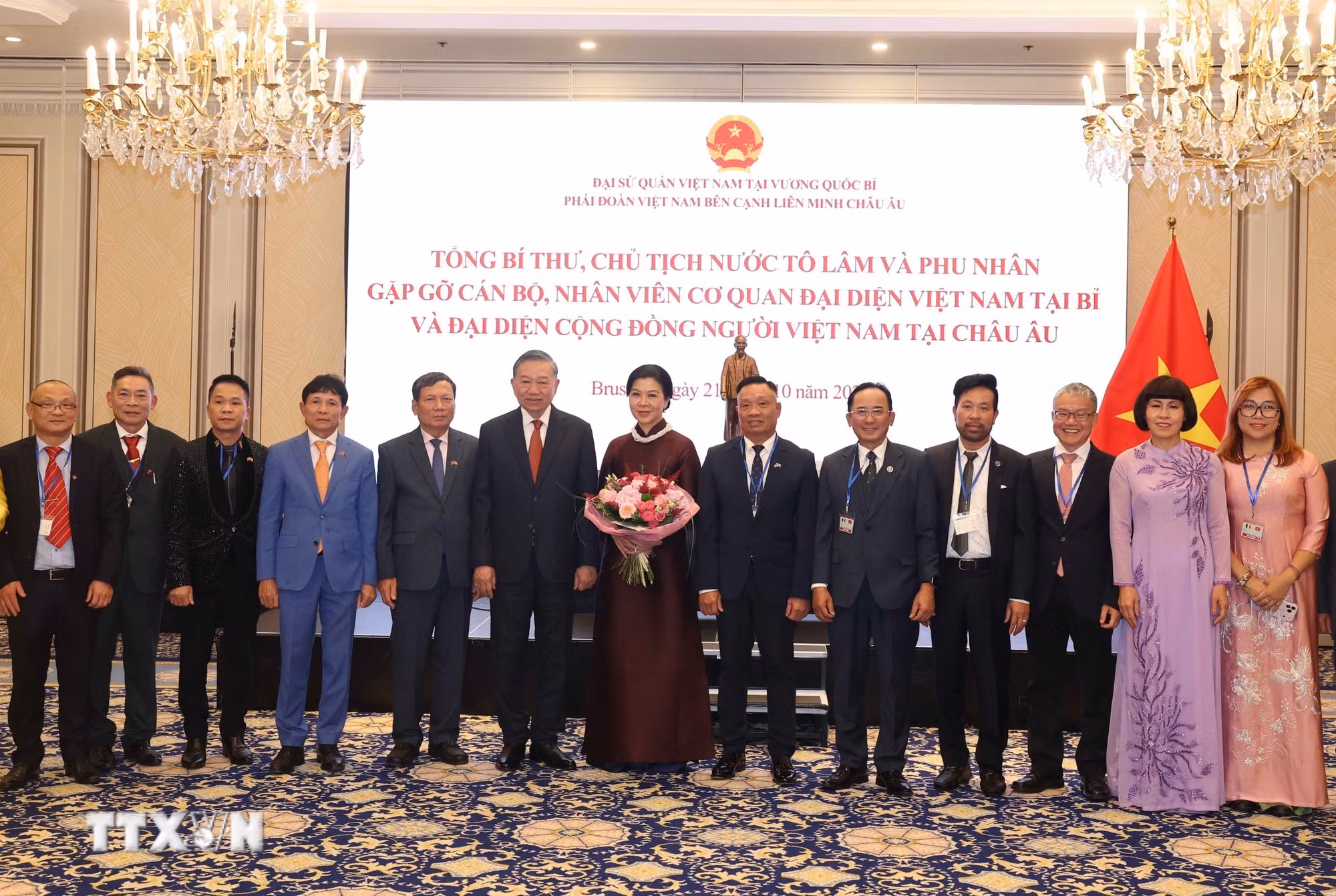 Tổng Bí thư, Chủ tịch nước Tô Lâm và Phu nhân Ngô Phương Ly chụp ảnh chung với đại diện cộng đồng người Việt Nam tại châu Âu. (Ảnh: Thống Nhất/TTXVN)