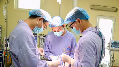 Hút thuốc lào 30 năm, người đàn ông phải tái tạo lại đường thở vì ung thư phổi
