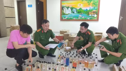 Khởi tố 13 bị can về tội sản xuất nước hoa giả
