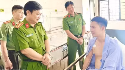 Bị phát hiện, 4 đối tượng trộm chó tấn công cán bộ Công an