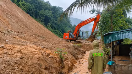 Thanh Hóa: Di dời khẩn cấp 17 hộ dân khỏi khu vực có nguy cơ sạt lở