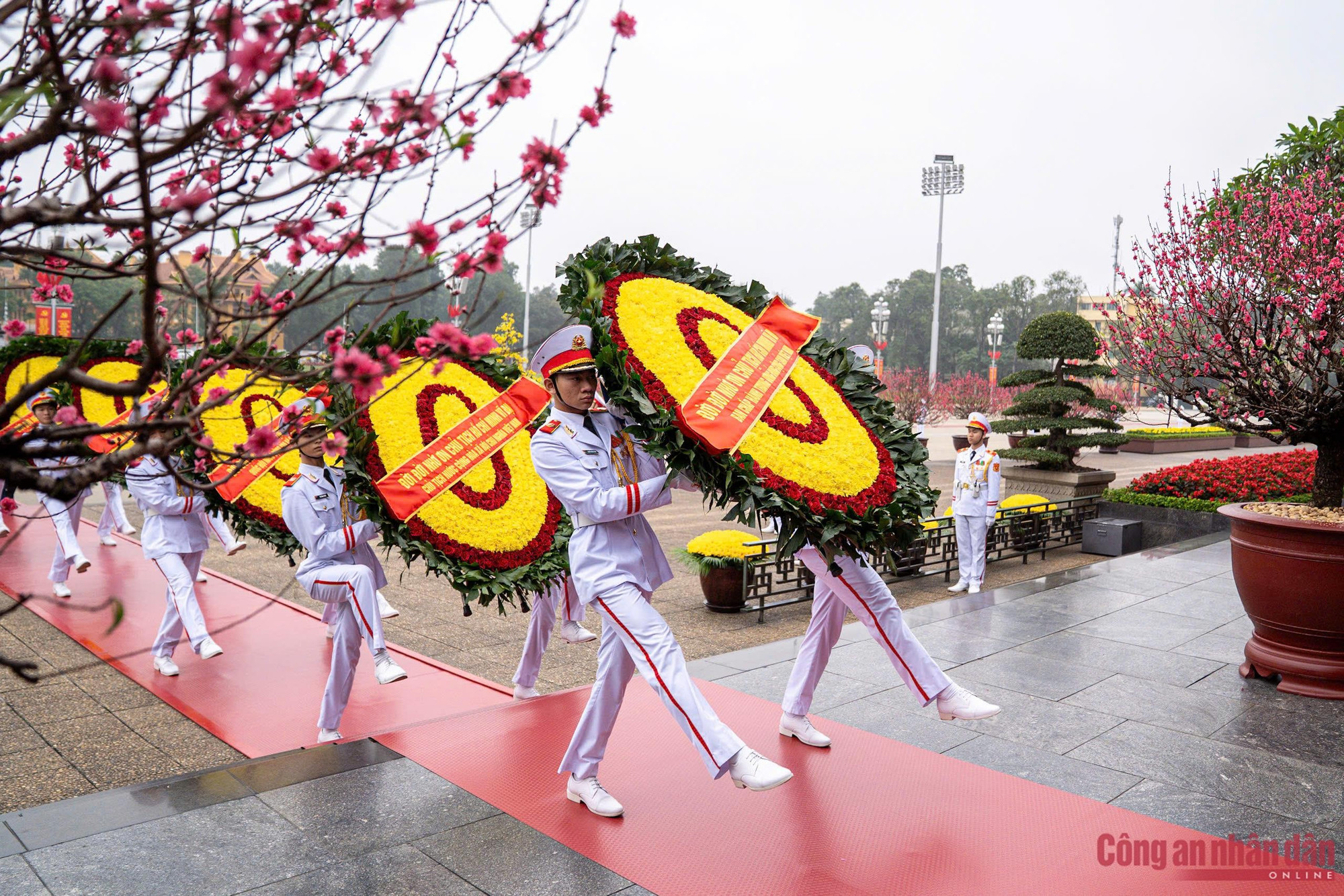 Lãnh đạo Đảng, Nhà nước vào Lăng viếng Bác và tưởng niệm các Anh hùng Liệt sĩ -0