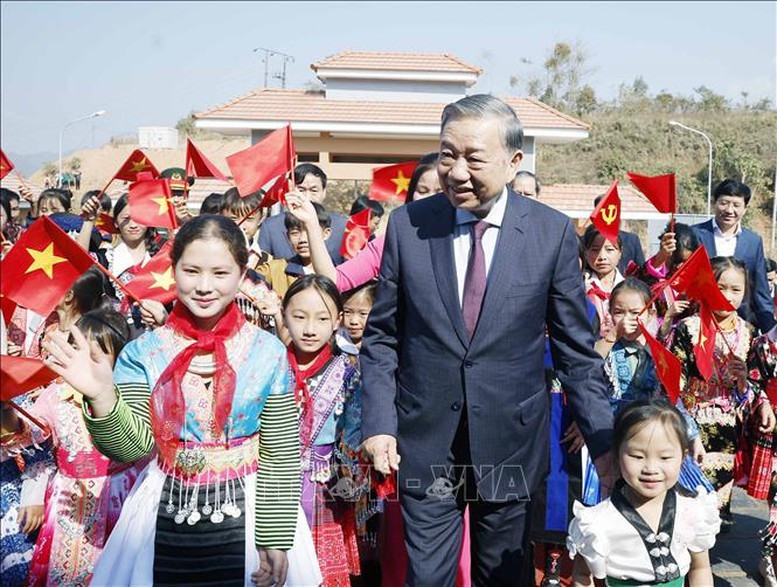 Tổng Bí thư Tô Lâm và Đoàn công tác của Trung ương tặng quà cho Trường Phổ thông Nội trú liên cấp Tiểu học và THCS Si Pa Phì -. Ảnh: TTXVN
