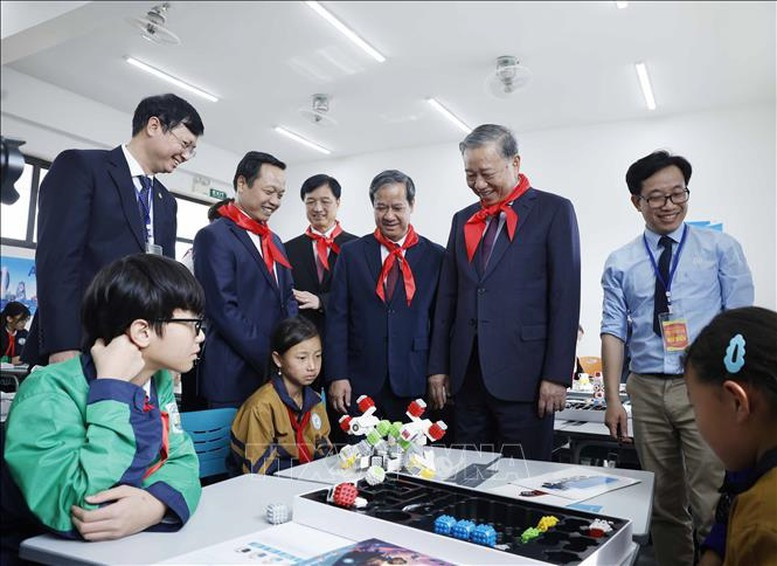Tổng Bí thư Tô Lâm thăm lớp học Trường Phổ thông Nội trú liên cấp Tiểu học và THCS Si Pa Phìn - Ảnh: TTXVN