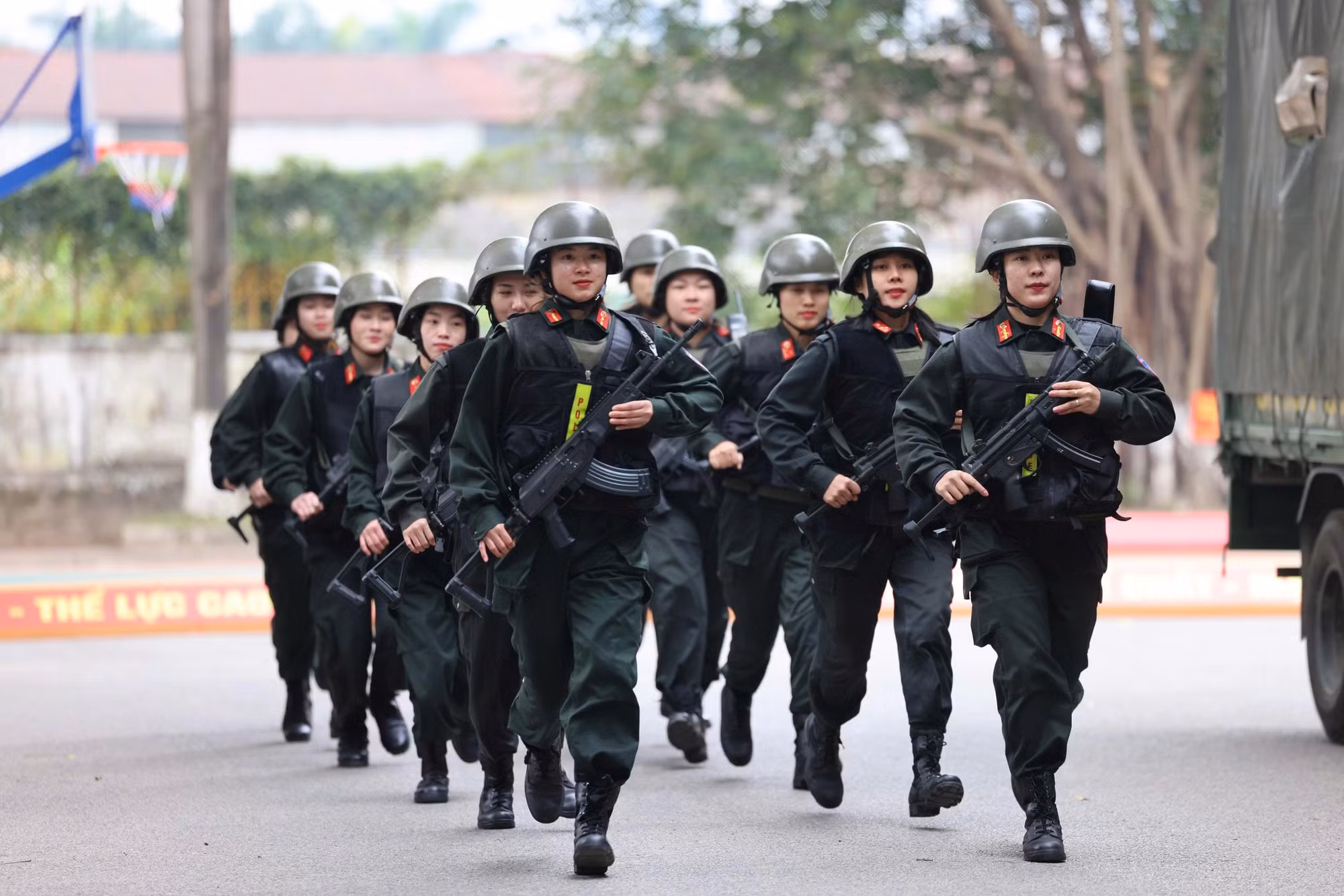 Những “bóng hồng” trên tuyến đầu bảo vệ tuyệt đối an ninh, an toàn Đại hội XIV của Đảng -0