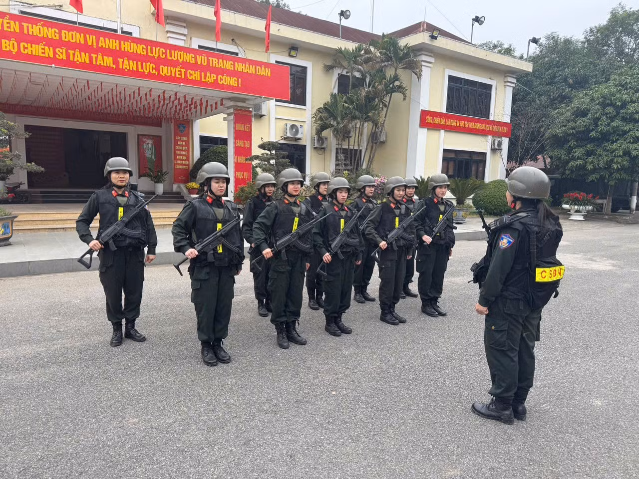 Những “bóng hồng” trên tuyến đầu bảo vệ tuyệt đối an ninh, an toàn Đại hội XIV của Đảng -0