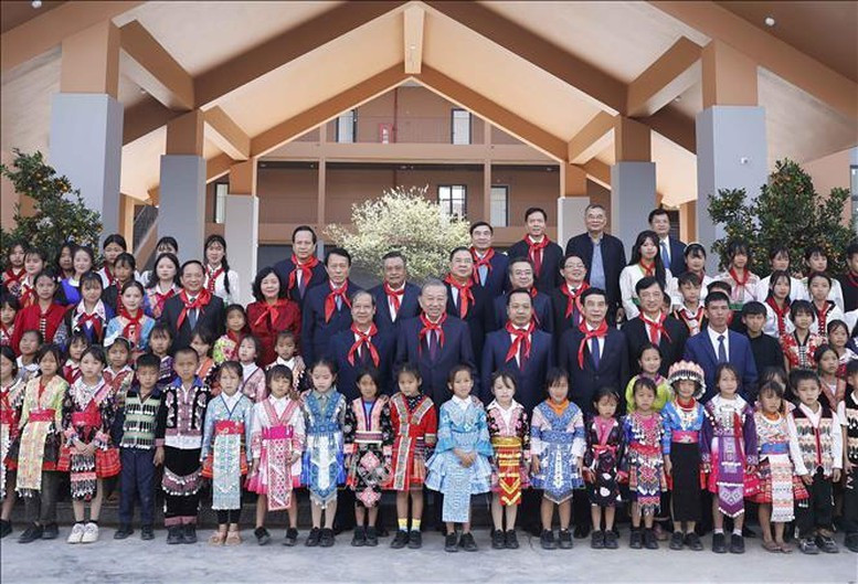 Tổng Bí thư Tô Lâm và Đoàn công tác của Trung ương với thầy cô và học sinh Trường Phổ thông Nội trú liên cấp Tiểu học và THCS Si Pa Phìn - Ảnh: Thống Nhất/TTXVN