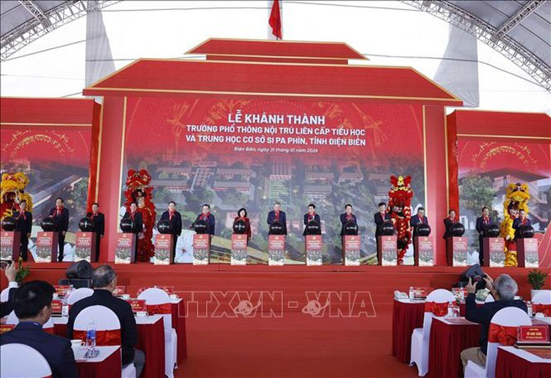 Tổng Bí thư Tô Lâm và Đoàn công tác của Trung ương thực hiện nghi thức khánh thành Trường Phổ thông Nội trú liên cấp Tiểu học và THCS Si Pa Phìn - Ảnh: Thống Nhất/TTXVN