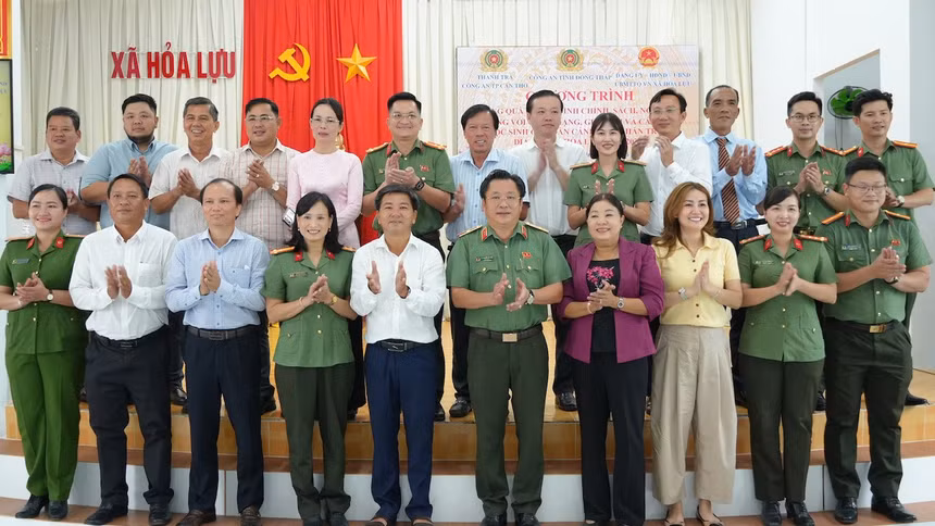 Công an Đồng Tháp trao nhà tình nghĩa, tặng xe đạp cho học sinh