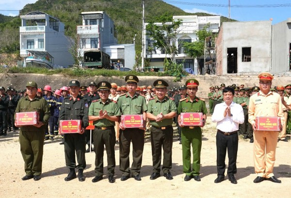 Phó chủ tịch thường trực UBND tỉnh Gia Lai Nguyễn Tuấn Thanh, Thiếu tướng Nguyễn Hồng Nguyên, Thiếu tướng Lê Quang Nhân tặng quà động viên của lãnh đạo Bộ Công an cho các lực lượng tham gia cao điểm.