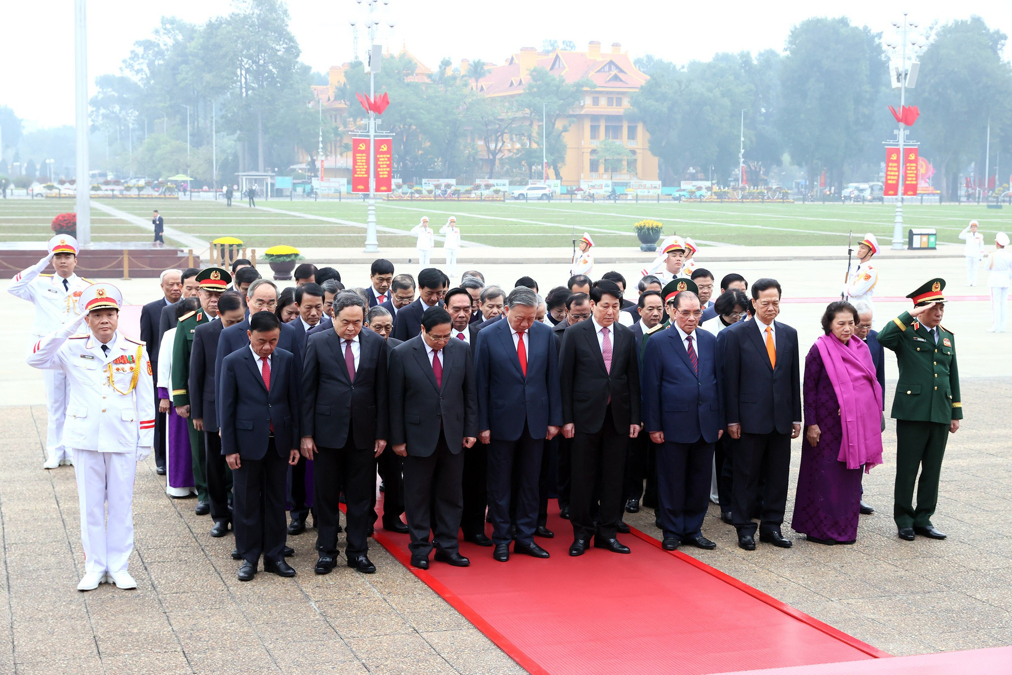 Lãnh đạo Đảng, Nhà nước vào Lăng viếng Bác nhân kỷ niệm 96 năm Ngày thành lập Đảng -0