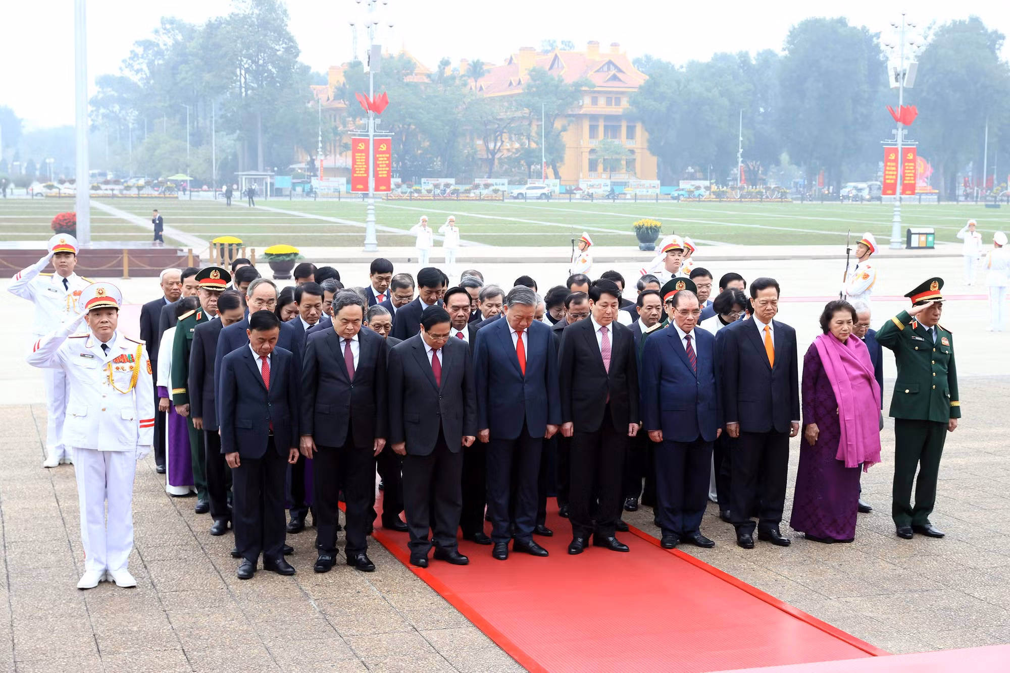 Lãnh đạo Đảng, Nhà nước vào Lăng viếng Bác nhân kỷ niệm 96 năm Ngày thành lập Đảng -0
