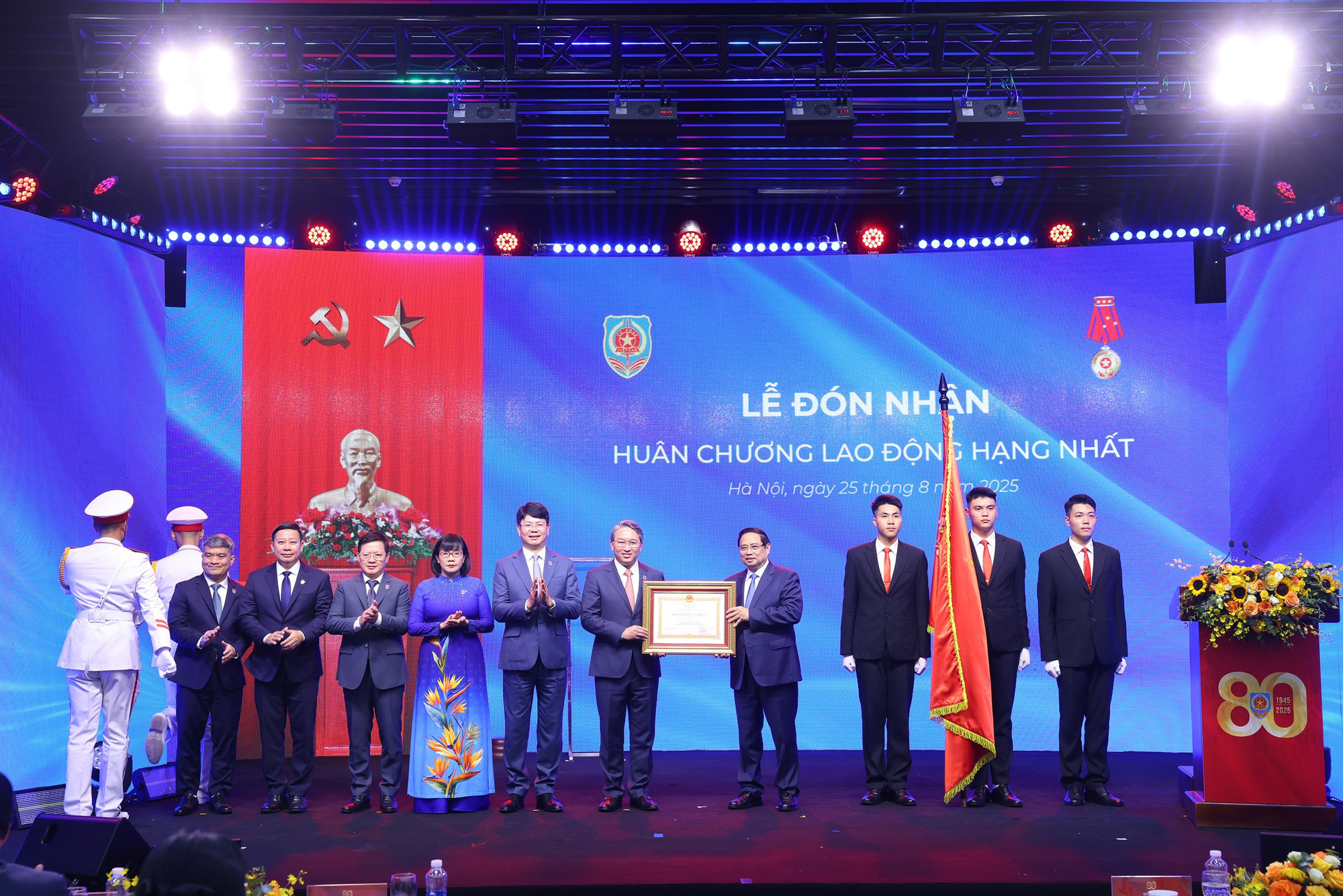 thủ tướng phạm minh chính trao huân chương lao động hạng nhất cho ngành tư pháp.jpg -0