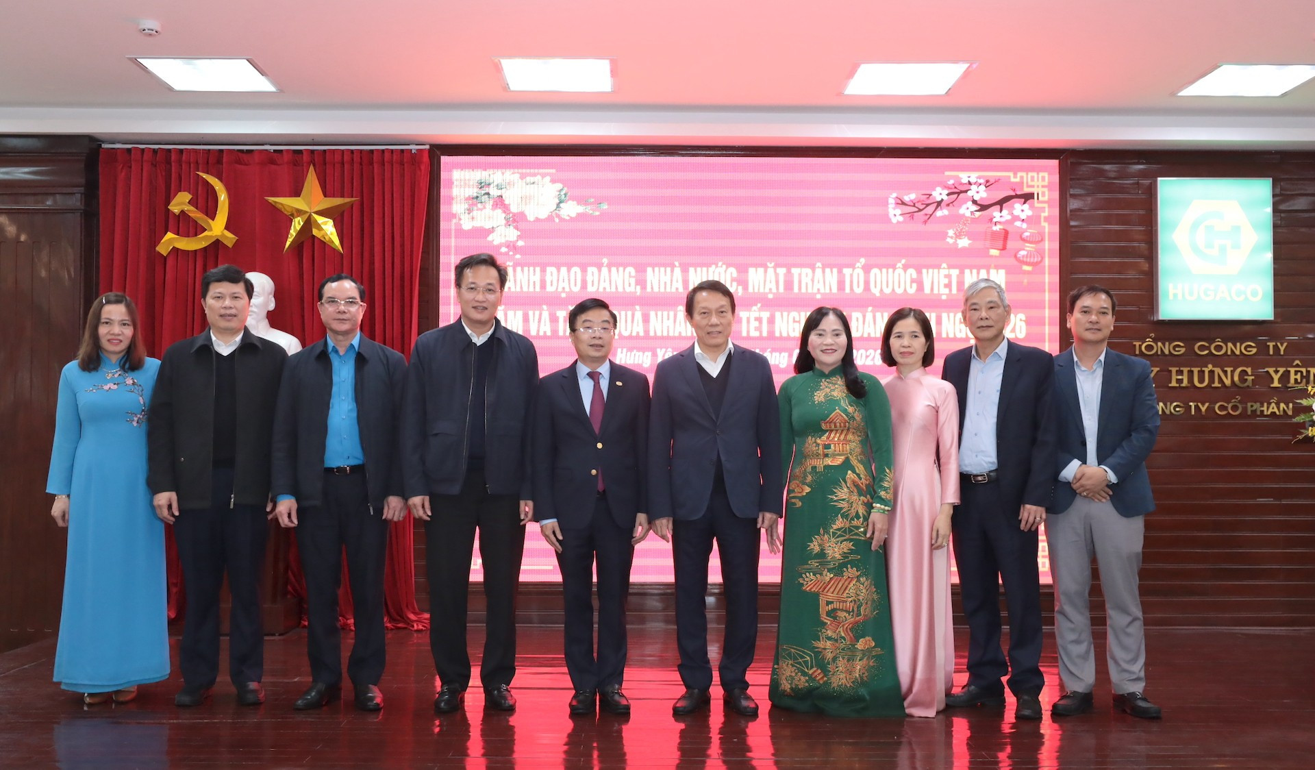 Đại tướng Lương Tam Quang thăm, tặng quà hộ nghèo, người lao động tỉnh Hưng Yên -2