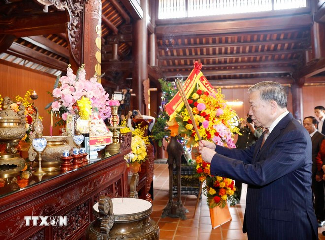 Tổng Bí thư Tô Lâm dâng hương tưởng niệm Tổng Bí thư Lê Hồng Phong. (Ảnh: Thống Nhất/TTXVN)