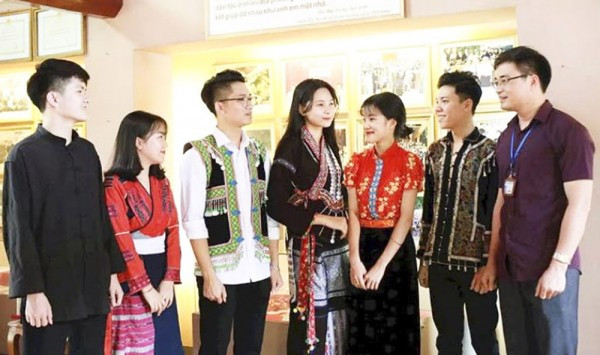 Thầy và trò Trường phổ thông vùng cao Việt Bắc (tỉnh Thái Nguyên) trong tiết học thực tế về phát huy sức mạnh đại đoàn kết toàn dân tộc. Ảnh: Thế Đại