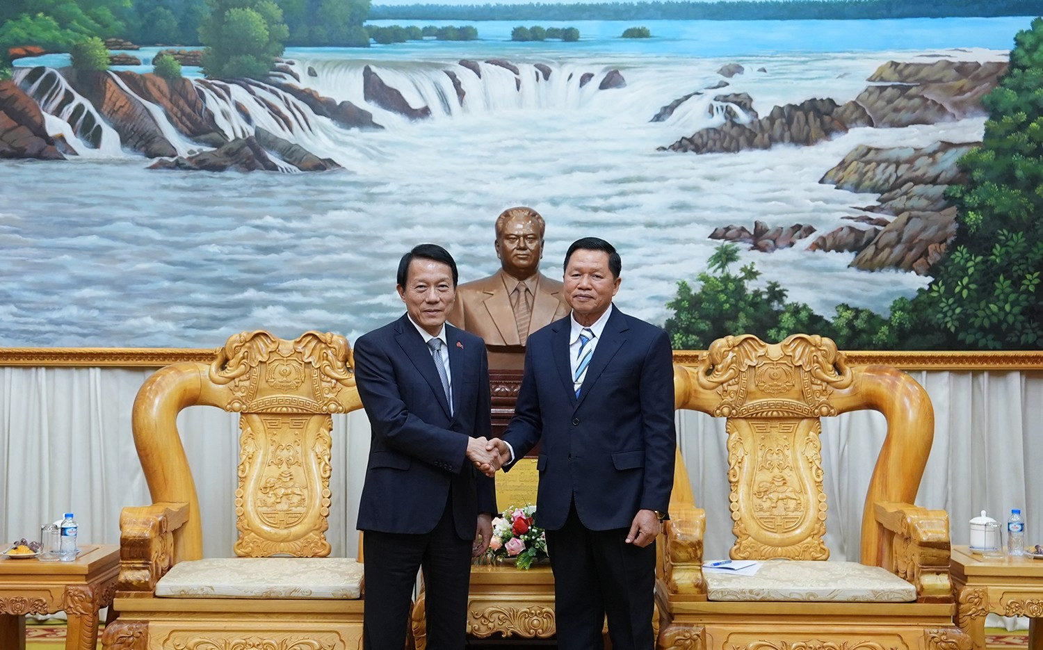 Bộ trưởng Lương Tam Quang gặp song phương Bộ trưởng Bộ Công an Lào -0