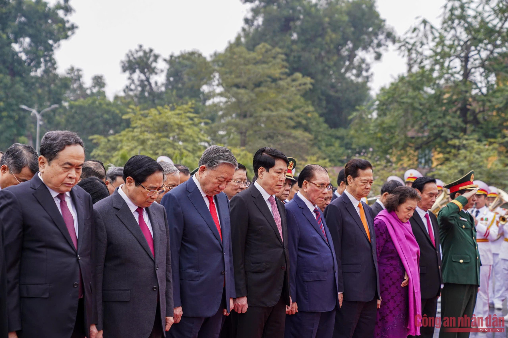 Lãnh đạo Đảng, Nhà nước vào Lăng viếng Bác nhân kỷ niệm 96 năm Ngày thành lập Đảng -0