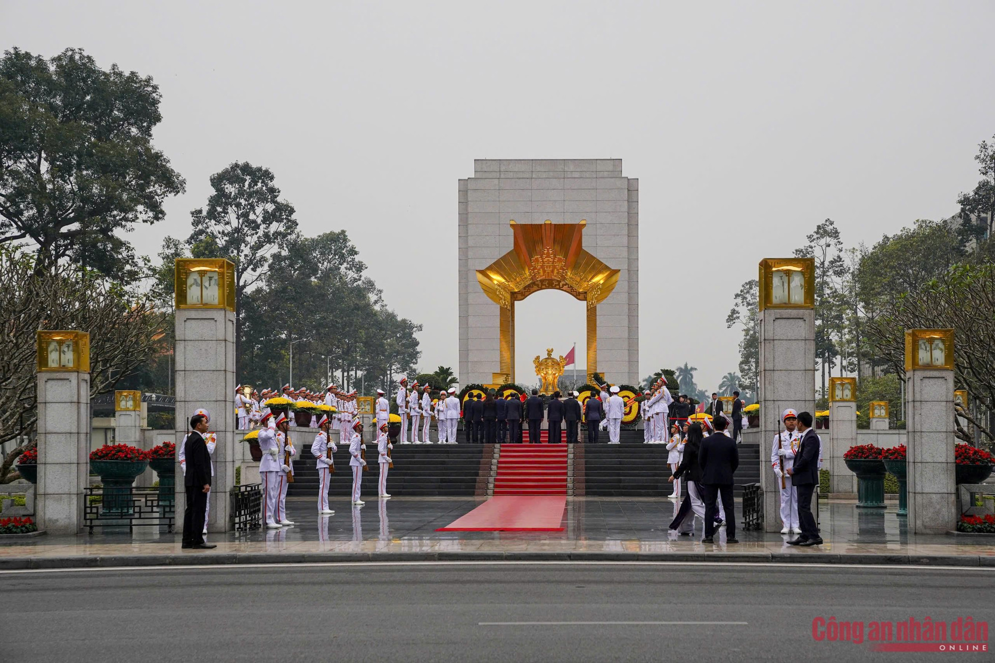 Lãnh đạo Đảng, Nhà nước vào Lăng viếng Bác nhân kỷ niệm 96 năm Ngày thành lập Đảng -2