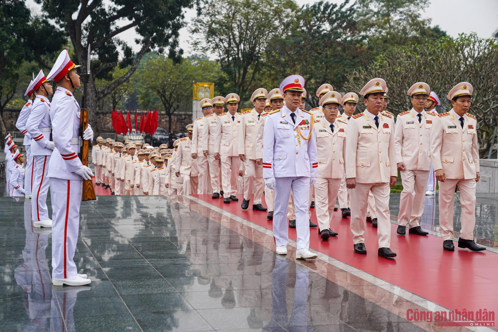 Lãnh đạo Đảng, Nhà nước vào Lăng viếng Bác nhân kỷ niệm 96 năm Ngày thành lập Đảng -3