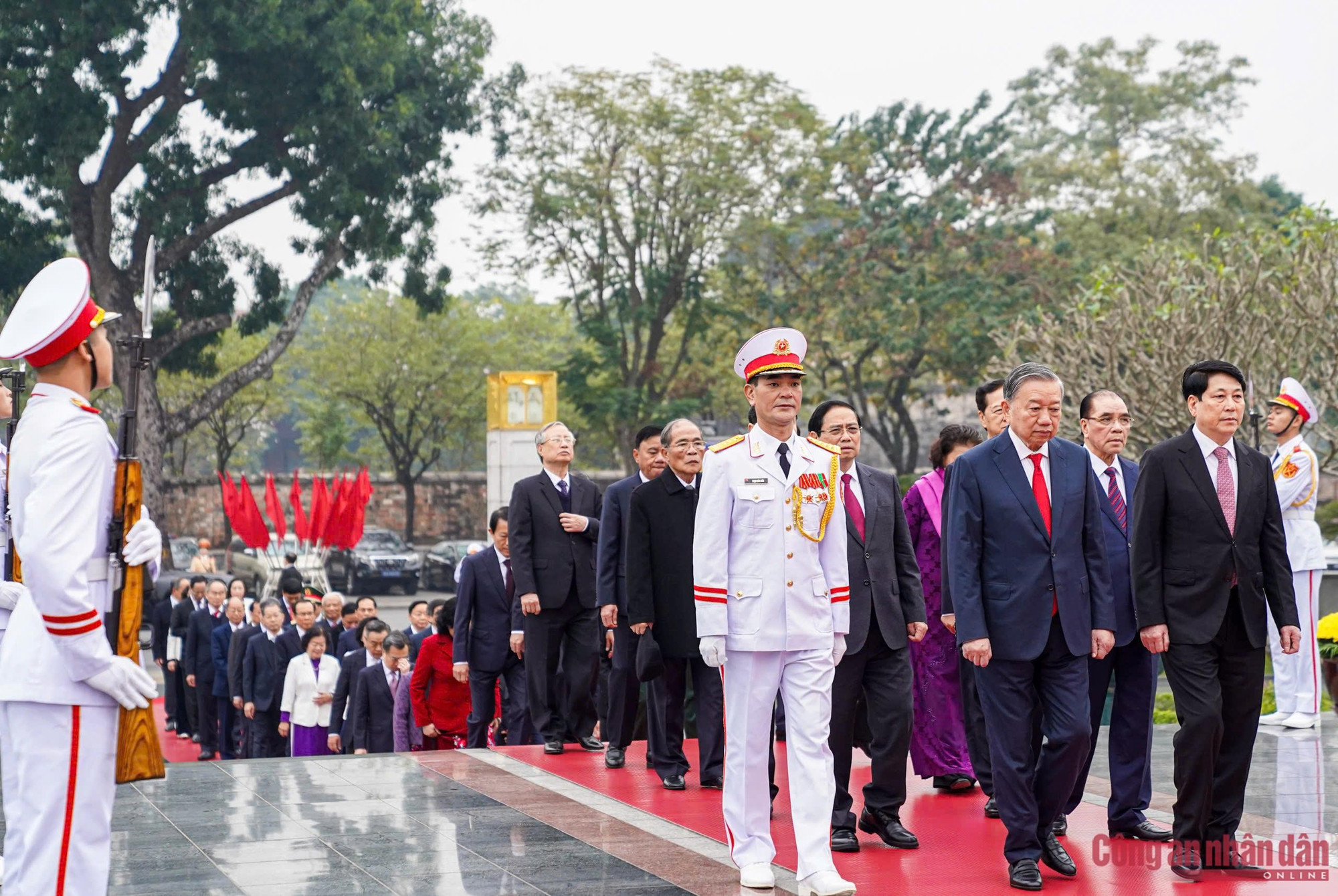 Lãnh đạo Đảng, Nhà nước vào Lăng viếng Bác nhân kỷ niệm 96 năm Ngày thành lập Đảng -3