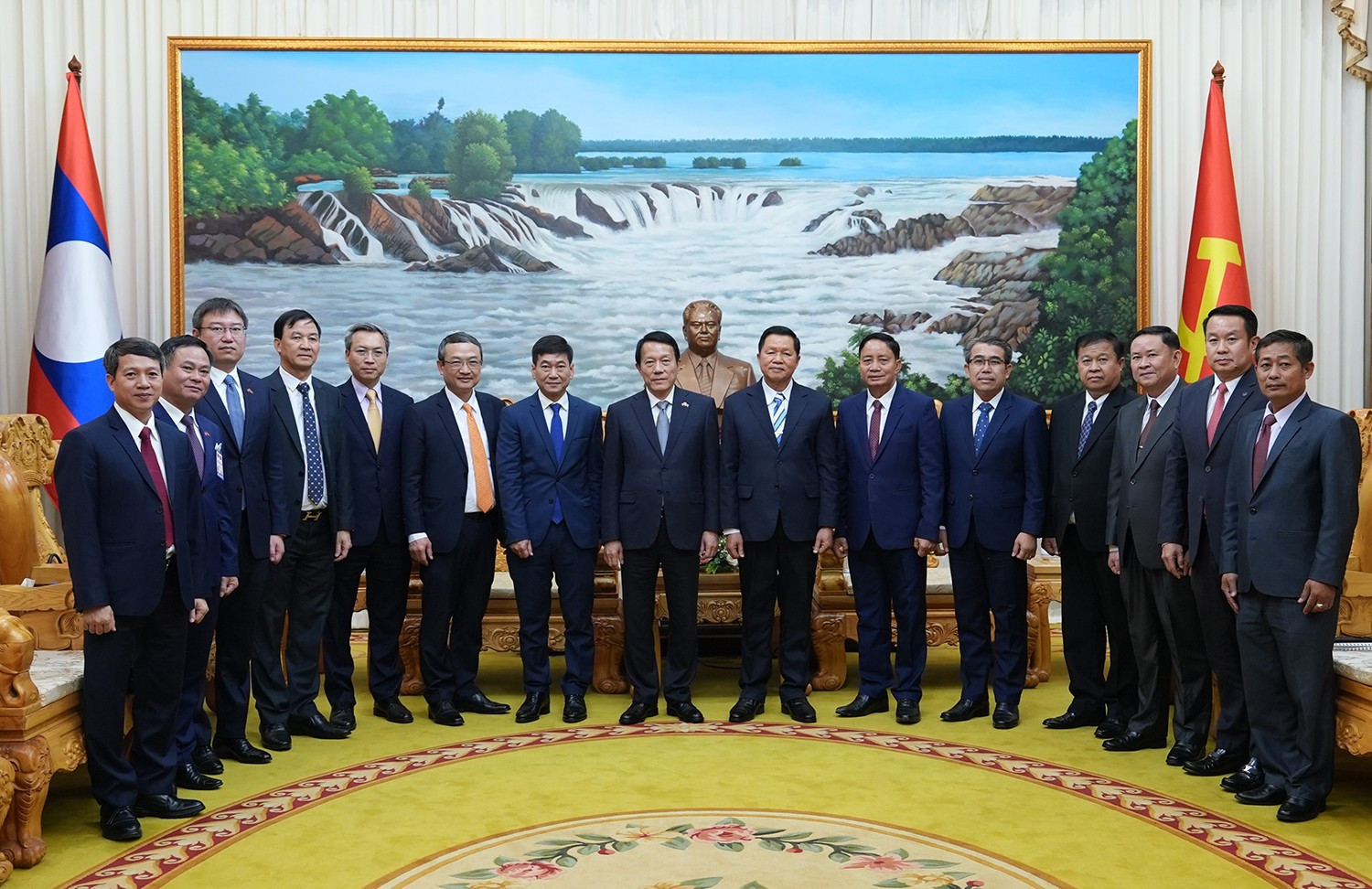 Bộ trưởng Lương Tam Quang gặp song phương Bộ trưởng Bộ Công an Lào -0