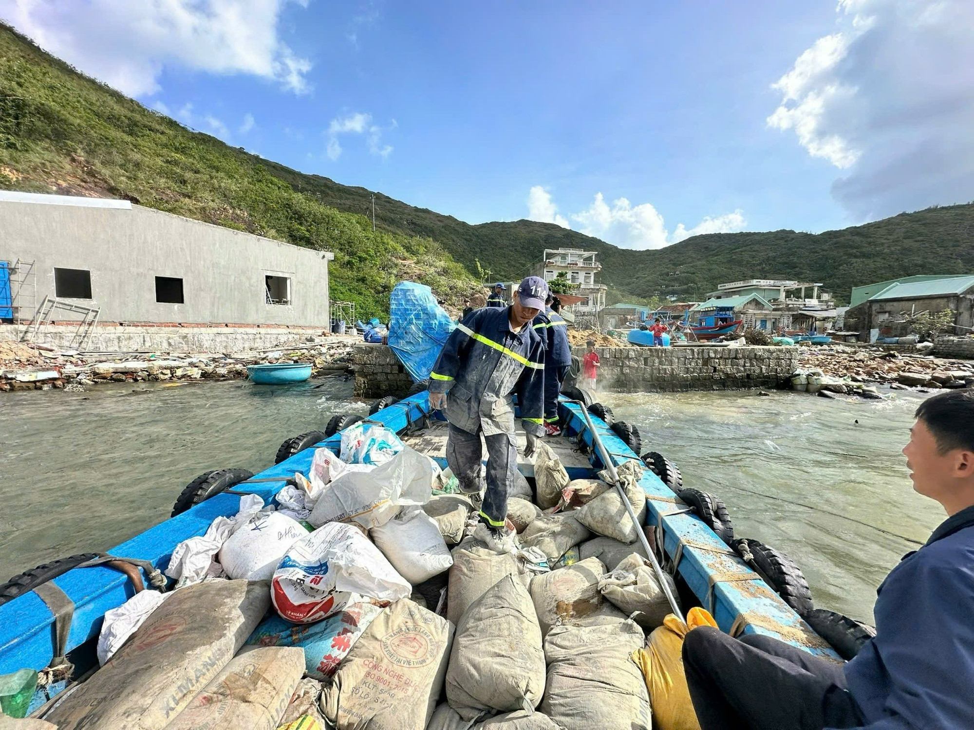 Những hình ảnh ấn tượng của lực lượng Công an thần tốc triển khai “Chiến dịch Quang Trung” -0