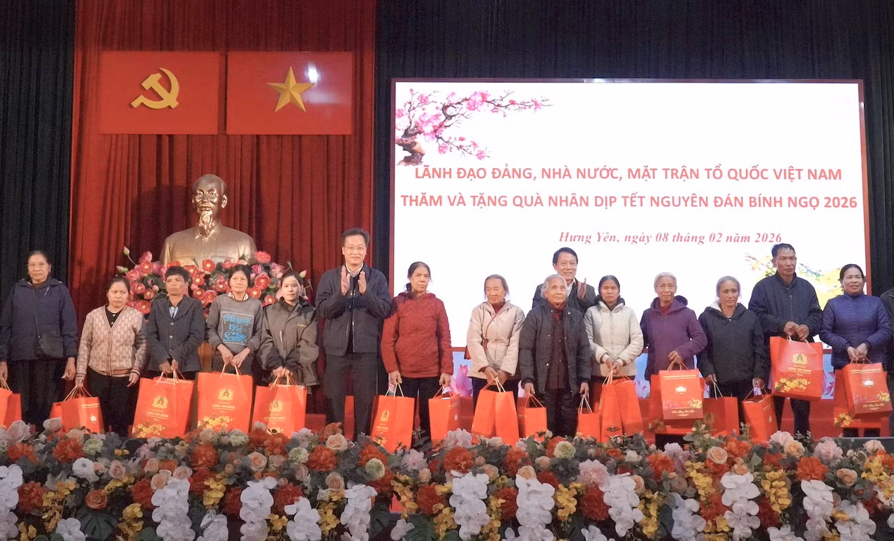 Đại tướng Lương Tam Quang thăm, tặng quà hộ nghèo, người lao động tỉnh Hưng Yên -0