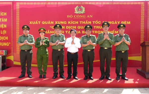 Các đại biểu dự lễ kiểm tra trực tiếp tiến độ xây nhà tại phường Quy Nhơn Đông.