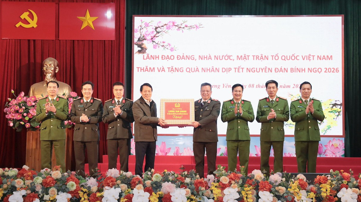 Đại tướng Lương Tam Quang thăm, tặng quà hộ nghèo, người lao động tỉnh Hưng Yên -0