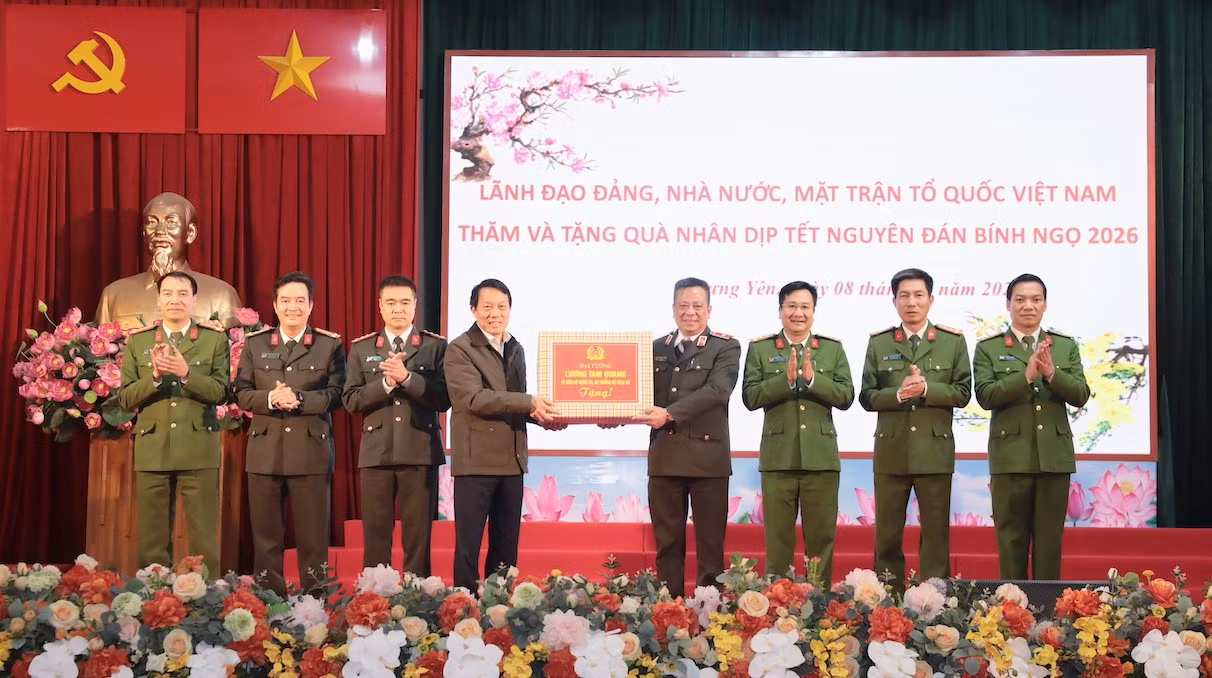 Đại tướng Lương Tam Quang thăm, tặng quà hộ nghèo, người lao động tỉnh Hưng Yên -0