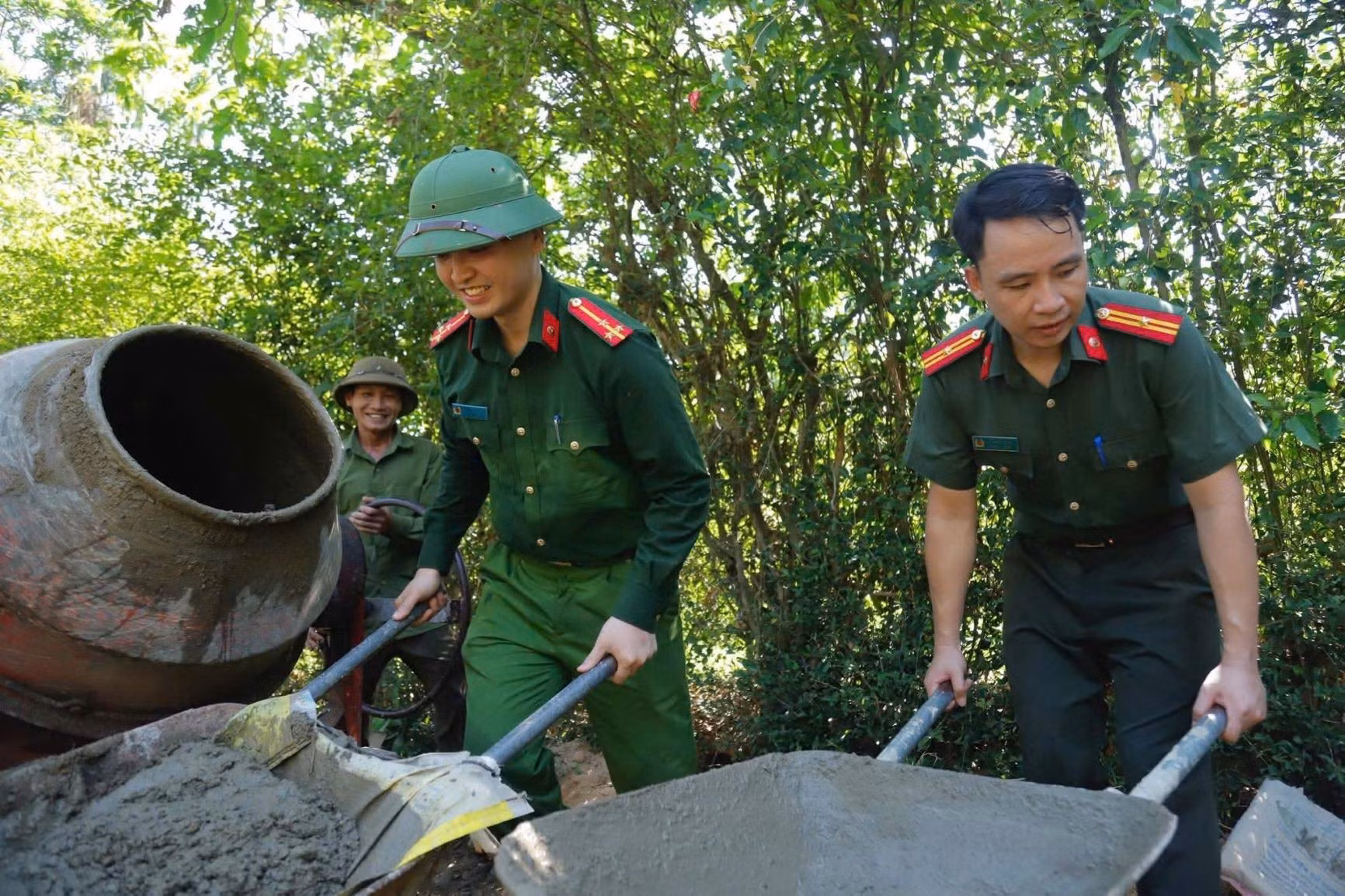 ong-an-xa-son-hong-da-phoi-hop-cung-cap-uy-chinh-quyen-mat-tran-to-quoc-cac-ban-nganh-doan-the-va-nhan-dan-thon-2-tham-gia-ho-tro-gia-dinh-cuu-chien-binh-nguyen-van-hop-lam-tuyen-ngo-dan-sin.jpg