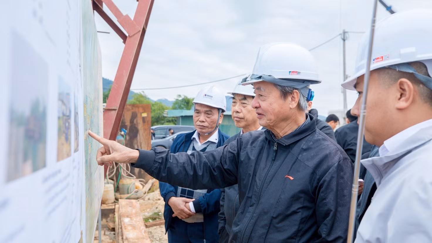 Ông Hồ Nghĩa Dũng, nguyên Bộ trưởng Bộ Giao thông vận tải, Chủ tịch Hội đồng Cố vấn Tập đoàn Đèo Cả cùng đoàn Hội đồng Cố vấn kiểm tra tình hình triển khai dự án Tuyên Quang - Hà Giang.
