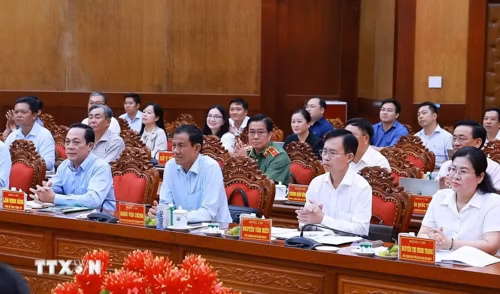 Lãnh đạo tỉnh Vĩnh Long tham dự buổi làm việc. (Ảnh: Dương Giang/TTXVN)