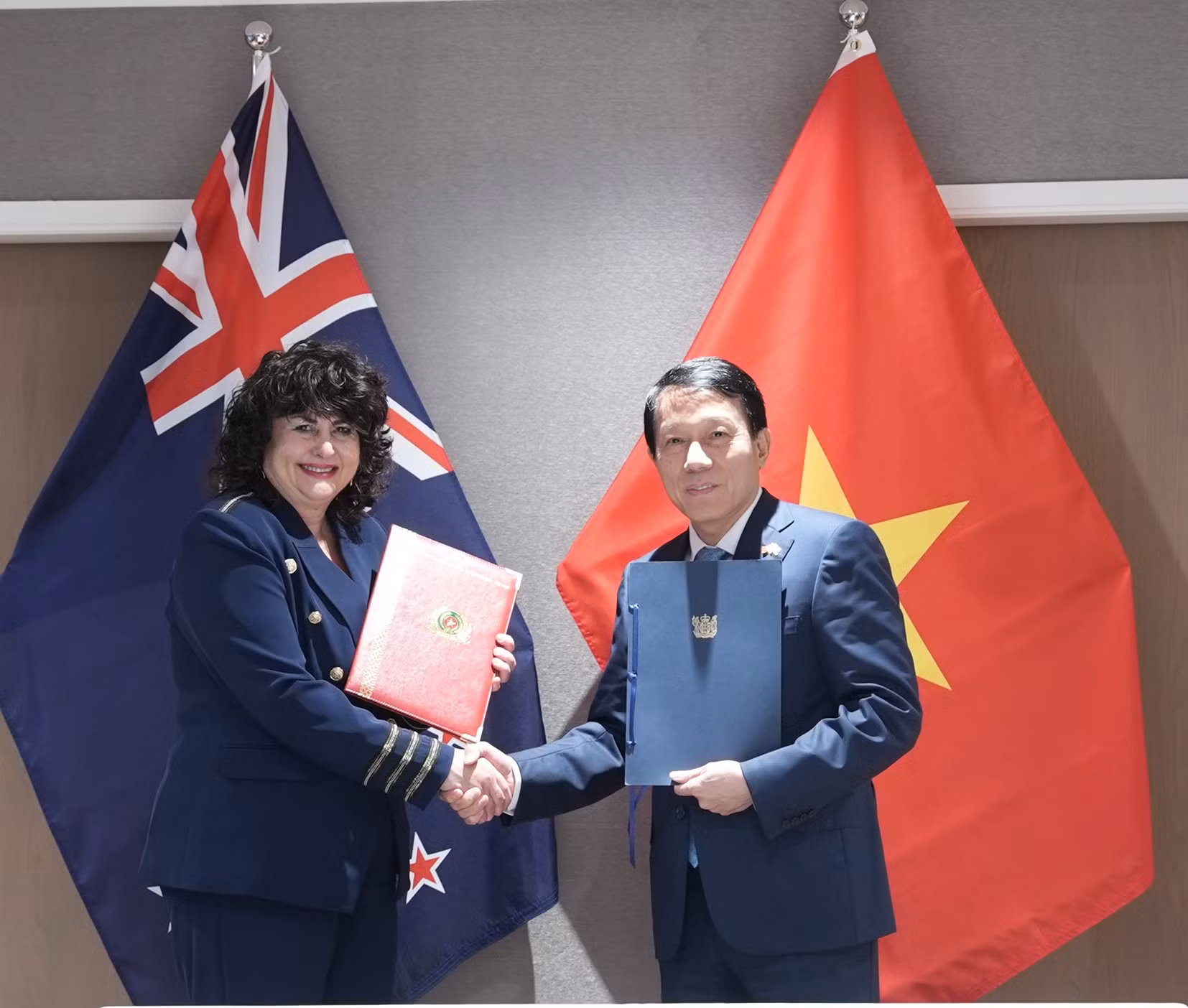 Hai Bộ trưởng trao Tuyên bố chung về thiết lập Đối thoại an ninh Việt Nam - New Zealand.