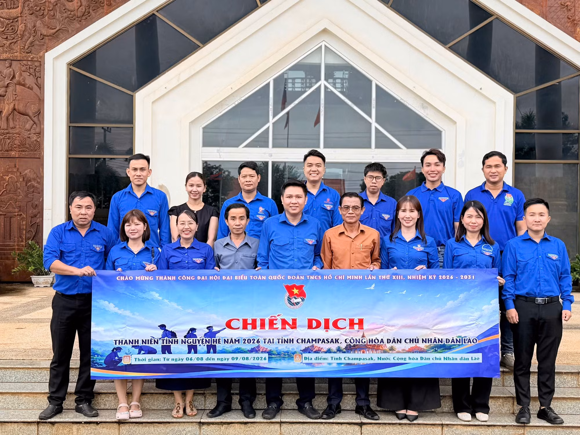 Đoàn tình nguyện chụp hình lưu niệm cùng Tỉnh Đoàn Champasak.