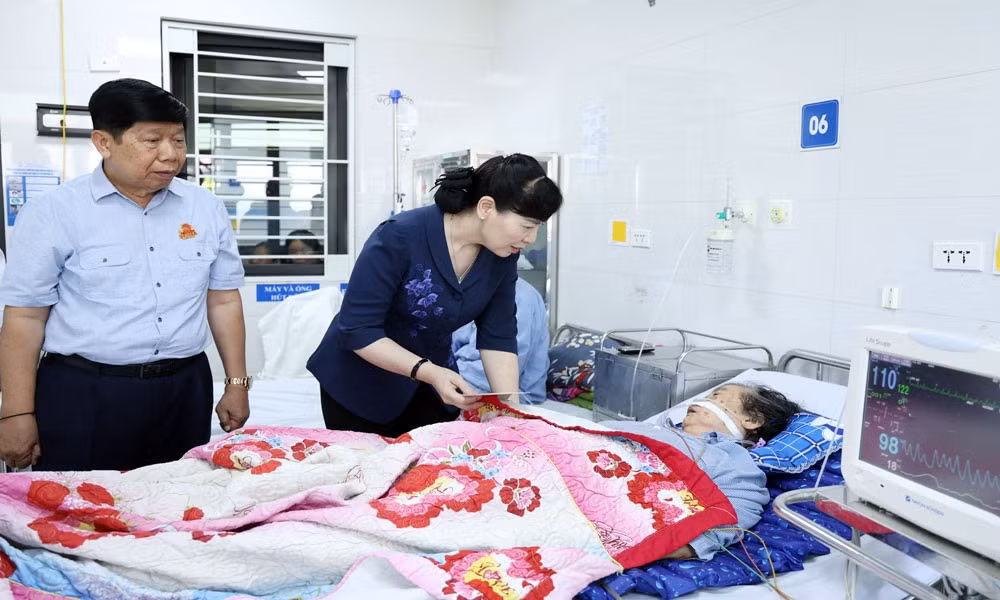 Đồng chí Nguyễn Thị Hà, Chủ tịch Ủy ban MTTQ tỉnh và đại diện doanh nghiệp tặng quà người bệnh đang điều trị tại Khoa Nội tim mạch (Bệnh viện Đa khoa Bắc Ninh số 1).