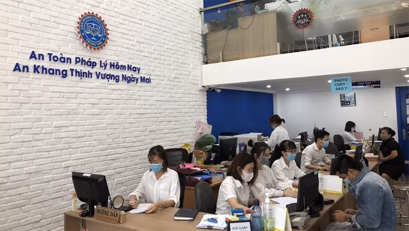 6-nop-ho-so-tai-bo-phan-tiep-nhan-cua-cac-van-phong-cong-chung.jpg